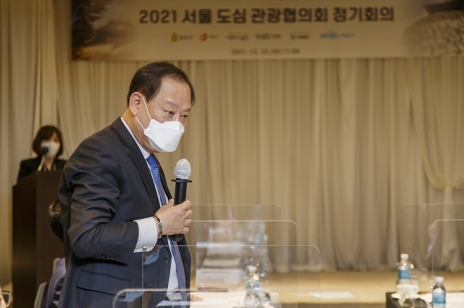 유동균 서울 마포구청장이 지난 22일 열린 서울도심관광협의회 하반기 정기회의에서 3대 회장으로 선출된 뒤 소감을 말하고 있다. 마포구 제공