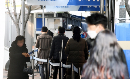 [서울포토] 코로나19 선별진료소 대기하는 시민들