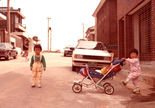 서울 강남구가 개최한 ‘제1회 아카이브 강남 옛 사진공모전’에서 대상을 수상한 백영국씨의 ‘아이들이 아기를 돌보다니’. 강남구 제공