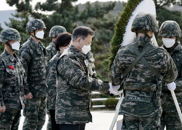 문재인 대통령이 23일 오전 서해 백령도를 방문, 천안함 46용사 위령탑에 참배하고 있다. 2021.12.23. 청와대제공