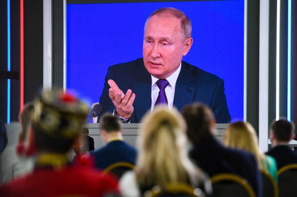 연례 기자회견장 대형 화면에 비치는 푸틴 러시아 대통령