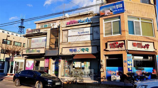 경북 군위군 군위읍 시가지는 2013년 간판 정비사업으로 쾌적하게 탈바꿈한 바 있다.