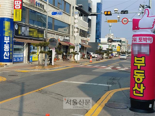 23일 둘러본 시가지는 정비사업 이전으로 돌아간 모습이었다. 불법 대형 간판과 색이 바랜 간판들이 지저분하게 걸려 있다.