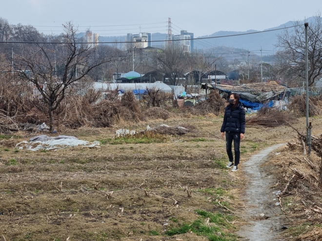 한예종 유치추진위원회에서 활동 중인 주부 전진씨가 학교 유치 부지인 그린벨트를 둘러보고 있다.