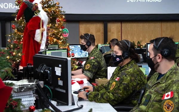 산타위치 추적하는 북미항공우주방위사령부 군인들 매년 크리스마스 이브가 되면 북미항공우주방위사령부(노라드)는 전세계 어린이들에게 산타의 이동경로를 알려주는 추적시스템을 가동한다.  NORAD 제공
