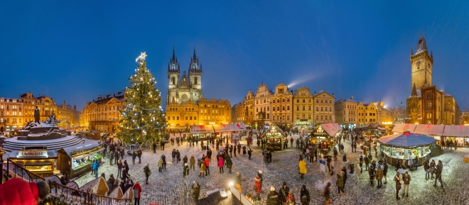체코 프라하 구시가지에서 열리고 있는 크리스마스 마켓. 체코의 크리스마스 풍경은 유럽에서도 화사한 것으로 정평이 났다. 체코관광청 제공.