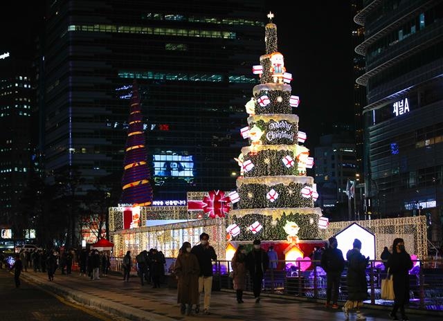 서울 종로구 청계광장에 설치된 크리스마스 트리와 조명. 2021.12.23 뉴스1