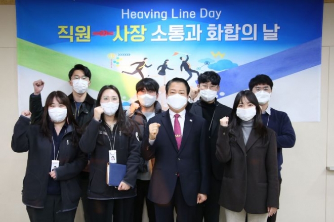 제1회 히빙라인 Day에 참석한 박성현 여수광양항만공사 사장(앞줄 왼쪽 세번째)과 직원들. 