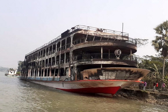 화재로 전소된 방글라데시 여객선