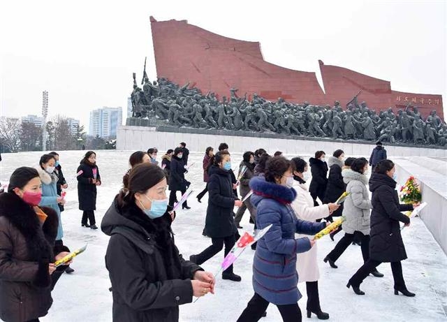 북한 노동당 기관지 노동신문은 25일 김정일 국방위원장의 군 최고사령관 등극일(24일)을 기념해 일꾼들과 근로자들, 인민군 장병들이 김 위원장의 동상에 꽃바구니와 꽃다발을 진정했다고 보도했다. 2021. 12. 25 평양 노동신문 뉴스1