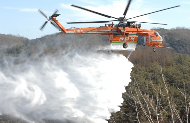 산림청 헬기가 순천시 서면 판교리 산 일원에서 발생한 산불을 진화하고 있는 모습. 지난 25일 오후 3시 24분쯤 불이 나 20시간 만에 진화되면서 산림 10㏊가 피해를 입었다.