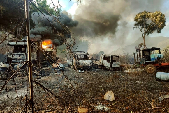 미얀마 군부에 맞서는 소수민족 무장단체인 카레니민족방위군(KNDF)이 제공한 지난 24일(현지시간) 군부에 의해 저질러진 끔찍한 참상 현장. AP 연합뉴스