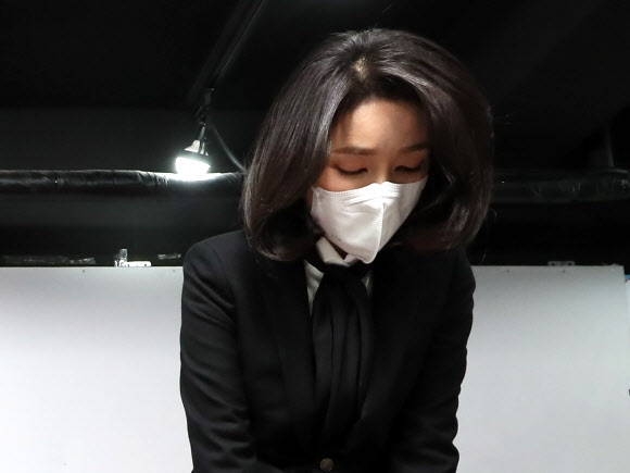[속보] 김건희 “남편이 저 때문에 너무 어려운 입장 돼 괴롭다”