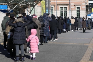 [서울포토] 추위에도 ‘선별진료소 긴 줄’