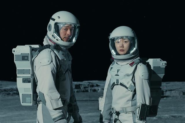 한국 첫 우주 SF 드라마로 주목받은 넷플릭스 오리지널 ‘고요의 바다’에서 배우 공유(왼쪽)는 달 연구기지로 파견된 정예 대원을 이끄는 대장 한윤재 역을, 배두나는 우주생물학자 송지안 역을 맡았다. 넷플릭스 제공