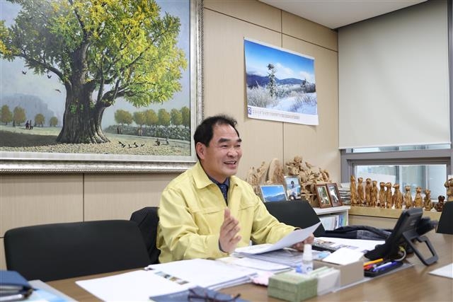 지난 20일 서울 도봉구의회 의장실에서 만난 박진식 의장이 ‘진돗개’라는 본인 별명에 대해 설명하고 있다. 도봉구의회 제공