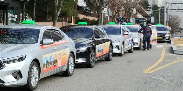 택시승강장 손님을 기다리는 택시들이 줄지어 서있다. 서울신문 DB