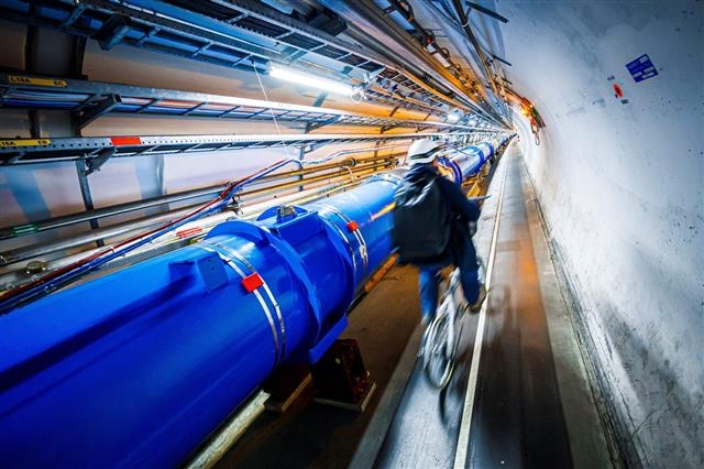2013년 노벨물리학상은 거대강입자가속기(LHC)로 힉스입자를 발견한 물리학자들에게 돌아갔다. 내년 6월 LHC가 재가동되면서 여전히 베일에 싸인 암흑물질과 새로운 ‘신의 입자’를 찾아낼 수 있을지가 과학계 초미의 관심사다. 네이처·AFP 제공