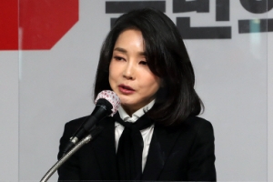 洪 “국민분노 못 가라앉혀” 李 “용기”...전현직 당대표 엇갈린 평가