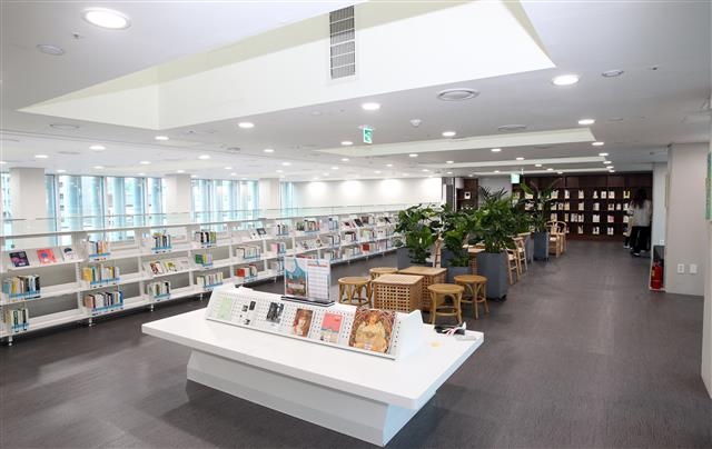 28일 개관하는 서울 동작구 흑석동 ‘까망돌 복합도서관’ 5층에 마련된 문화·예술 코너. 관련 서적을 읽을 수 있고 아티스트 그림도 감상할 수 있다. 동작구 제공