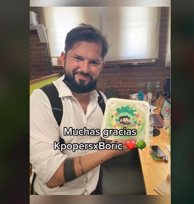 가브리엘 보리치 칠레 대통령 당선인이 대선 기간 K팝 팬들로부터 받은 케이크를 들어보이고 있다. 보리치 틱톡 동영상 캡처