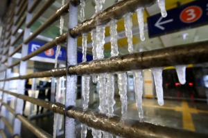 셔터에 맺힌 고드름… 3호선 화정역 동파 사고