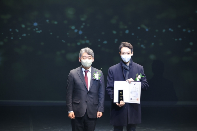 오태근(왼쪽) 한국연극협회 이사장과 ‘붉은 낙엽’ 이준우 연출.  한국연극협회 제공