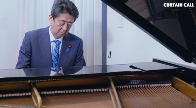 지난 24일(현지시각) 아베 신조 전 일본 총리가 유튜브 채널에 피아노 치는 영상을 공개했다. 2021.12.27 유튜브 캡처
