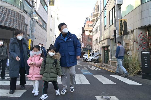 서양호(오른쪽) 서울 중구청장이 지난 22일 청구동 ‘안전한 통학로 조성사업 현장 둘러보기’ 행사에서 어린이들과 함께 직접 통학로를 걸으며 설치한 시설 작동을 확인하고 있다. 중구 제공