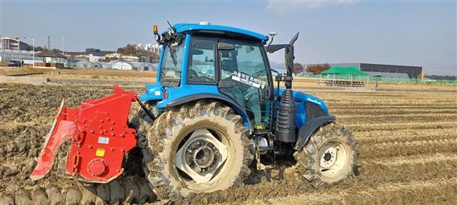 충북도가 내년부터 실증사업을 진행할 자율작업 트랙터.  충북도 제공