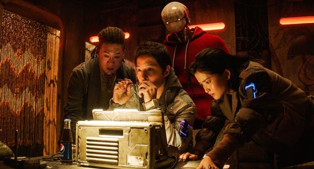 극장이 아닌 OTT에서 공개된 한국 최초 SF 영화 ‘승리호’. 넷플릭스 제공