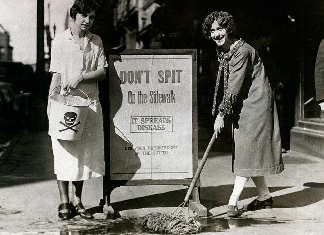 인도가 야만적이라고? 미국에서도 100년 전인 20세기 초만 해도 이렇게 여성들이 마대 걸레 등을 이용해 길바닥의 침자국 등을 지우느라 여념이 없었다. AFP 자료사진