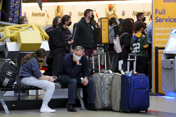 오미크론에 폭설까지… 美항공대란