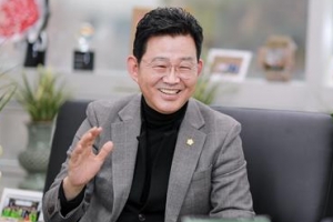 “폐지 모아 저소득층 지원… 동료 의원들 동참 뿌듯”