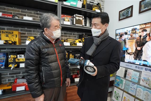 이승로(오른쪽) 서울 성북구청장이 정릉동에 있는 주민 공유 공간 ‘늘품집’에서 공구를 빌리러 온 한 주민과 대화를 나누고 있다. 성북구 제공