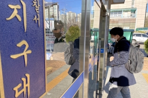 “흉기난동 때 경찰, 목 긋는 시늉하며 현장 이탈”…CCTV 공개 청원