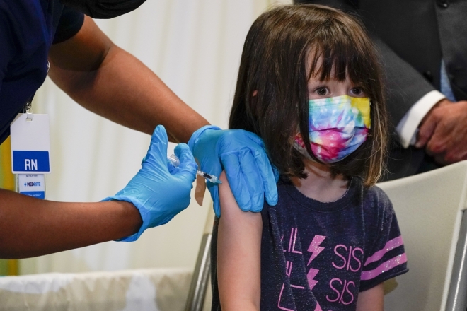 백신 1차 접종받는 5세 소녀 미국 뉴욕 인근 이스트빌리지에 사는 5세 소녀가 11월 8일 코로나19 화이자 백신 1차 접종을 받고 있다. 2021.11.9.  AP 연합뉴스