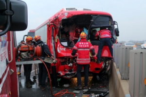 출근길 통근버스 굴착기 추돌…6명 중경상