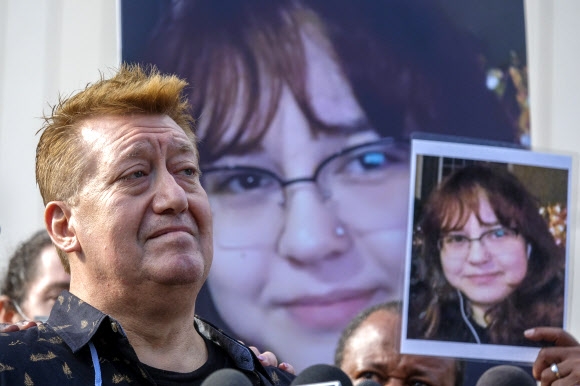 지난 23일(현지시간) 미 경찰의 총격에 숨진 발렌티나 오렐라나-페랄타의 아버지가 28일 기자회견을 열고 있다. AP