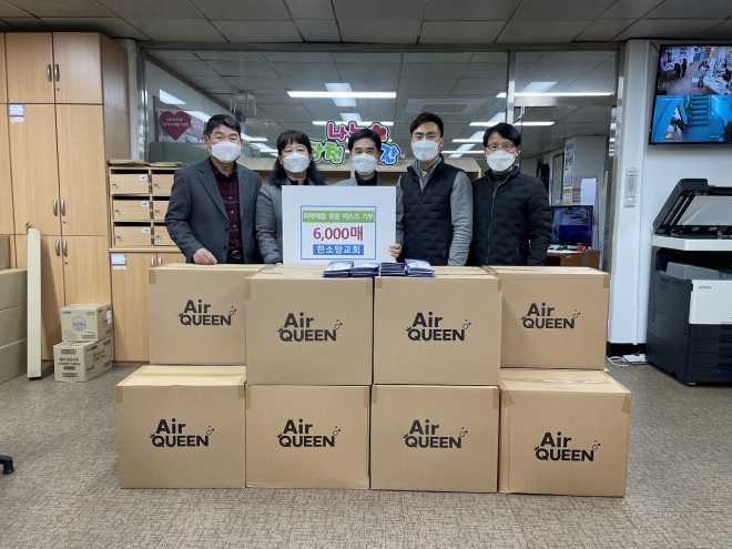 순천시 장천동 나눔곳간에 연말연시를 맞아 어려운 이웃을 위한 기부행렬이 이어지고 있다. 사진은 한소망교회에서마스크 6000매를 전달하는 모습. 