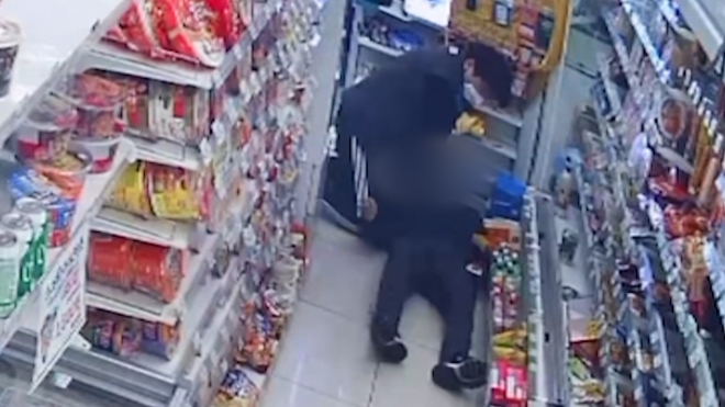 편의점에서 물건을 보던 60대 남성 손님이 갑자기 쓰러지자 심폐소생술을 하고 있는 김영훈(26)씨 모습