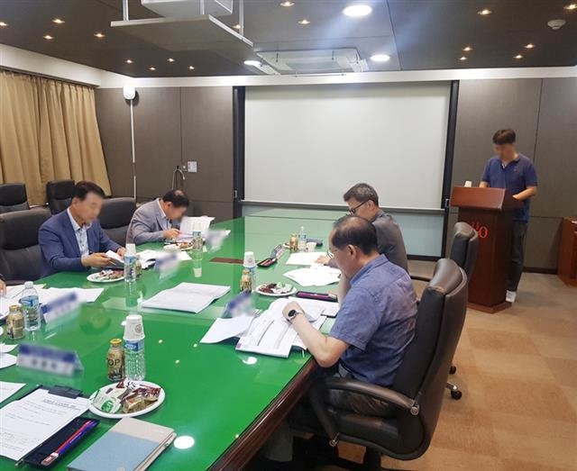 서울 구로구 관계자들이 발주 공사의 설계변경 심의위원회를 열어 심사하고 있다. 구로구 제공