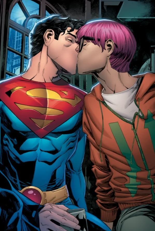 슈퍼맨 존 켄트가 ‘슈퍼맨: 선 오브 칼엘’ 5편에서 양성애자 정체성을 커밍아웃한다는 사실이 공개되며 지나친 PC주의(정치적 올바름)가 아니냐는 논란이 일었다. DC코믹스 홈페이지 캡처