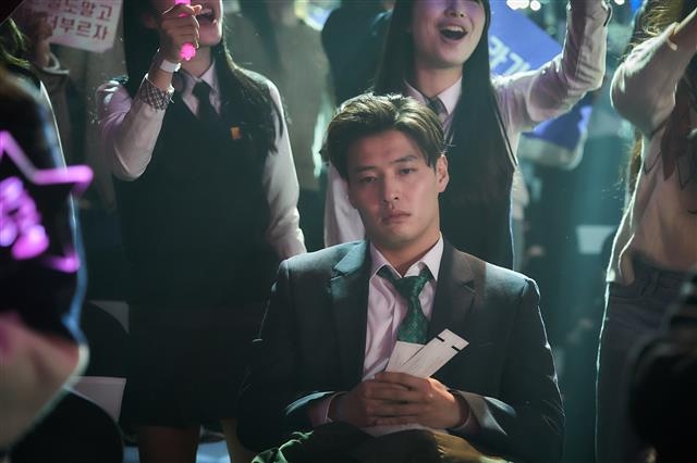 영화 ‘해피 뉴 이어’에서는 저마다의 사연으로 호텔을 찾은 사람들이 인연을 만들어 간다. 호텔리어 소진(한지민)을 비롯해 40년 만에 재회한 캐서린(이혜영)과 상규(정진영), 공무원시험 불합격에 좌절한 재용(사진·강하늘), 하우스키퍼 이영(원진아)과 호텔 대표 용진(이동욱) 등의 로맨스를 다뤘다. CJ ENM 제공