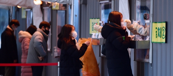30일 서울시청 앞 선별진료소에서 시민들이 검사를 받고 있다.2021. 12. 30 박윤슬 기자 seul@seoul.co.kr