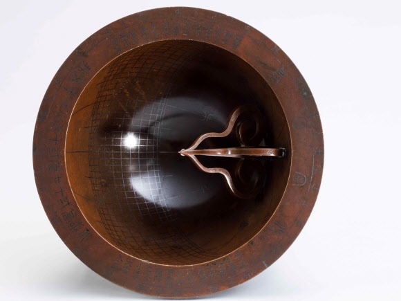 조선시대 대표 공용 해시계 ‘앙부일구’ 3점, 보물 된다