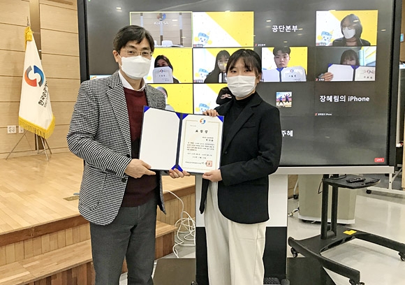 한국승강기안전공단 문화홍보실장(왼쪽)이 최우수 크리에이터에게 표창장을 전달하고 있다. 한국승강기안전공단 제공