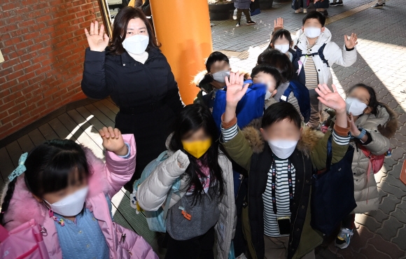 30일 서울 중구 덕수초등학교에서 겨울방학을 맞은 학생들이 선생님과 함께 즐거워 하고 있다. 박윤슬 기자 seul@seoul.co.kr