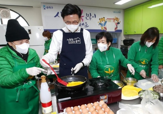 박성수(왼쪽 두번째) 송파구청장이 지난 30일 새해 현장 근무자들에게 제공될 떡국 키트를 제작하고 있다. 송파구 제공