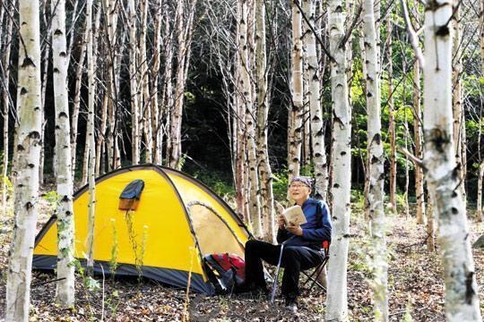 86세이던 2014년 박상설 씨는 강원도 홍천 오대산 기슭 자작나무숲에 텐트를 치고 책을 읽으며 소풍을 즐기고 있었다. 자연전도사 박상설의 블로그 ‘행동하는 인문학’ 캡처 